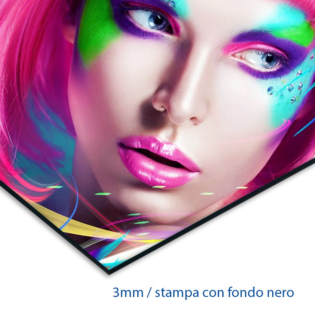 Stampa su plexiglas con immagini luminose e effetto tridimensionale su superficie trasparente e levigata