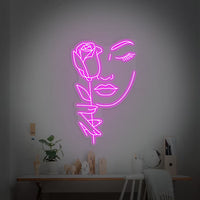 Volto femminile rosa neon